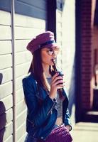 souriant fille en buvant café photo