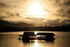 silhouette d'un radeau de rivière en Thaïlande photo