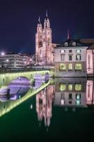 Vue de la vieille ville de Grossmünster et de Zurich, Suisse photo