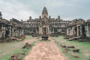 Temple de Bakong Prasat dans le complexe d'Angkor Wat, Siem Reap, Cambodge photo