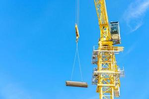 grue de construction sur le chantier photo