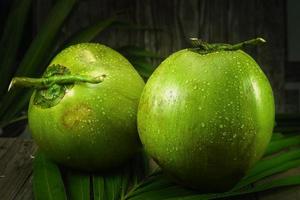 Frais noix de coco fruit avec l'eau goutte photo