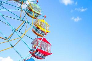 grande roue sur fond de ciel bleu, grande roue vintage colorée photo