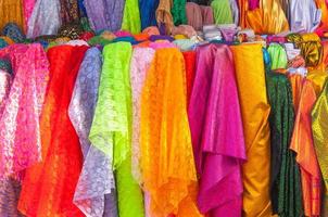 magasin de rouleaux colorés de tissus et de tissus aux couleurs vives photo