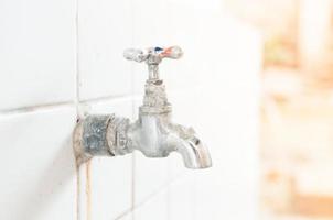 vieux rouillé l'eau robinet dans école, vieux l'eau robinet dans le ouvert et l'eau gouttes photo