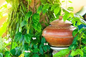 vieux pot d'argile traditionnel utilisé pour boire de l'eau, pots d'eau de l'ancien pot, amphore en terre cuite, style art thaïlandais photo