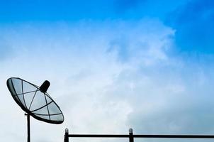 noir Satellite plat ou la télé antennes sur le bâtiment avec le bleu ciel nuageux Contexte. photo