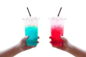 femmes manipuler en portant la glace l'eau italien un soda rouge et bleu dans Plastique tasse ,isolé sur blanc photo