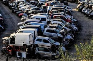 abandonné voitures dans le Junkyard photo