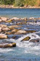 rochers dans le rivière photo