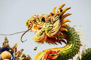 dragon sculpture proche en haut photo