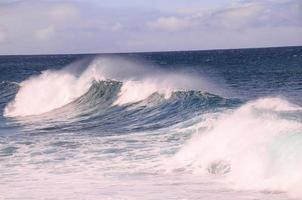 énormes vagues de la mer photo