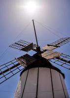 moulin à vent traditionnel sous le ciel bleu photo