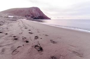 plage de sable abandonnée photo