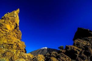 rochers en dessous de foncé bleu ciel photo