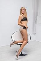 sexy Jeune blond portant lingerie photo