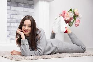 mignonne Jeune brunette habillé dans une gris costume photo