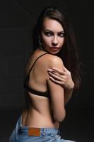 Jeune adorable brunette posant dans studio photo