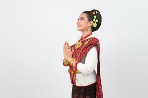 portrait de magnifique thaïlandais femme dans traditionnel Vêtements posant Payer le respect photo