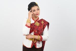 Jeune magnifique femme dans thaïlandais lanna costume avec réfléchi posture photo