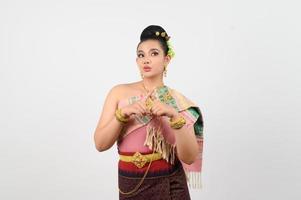 asiatique magnifique femme dans nord-est robe traverser les doigts à rejeter photo