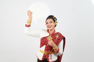Jeune magnifique femme dans thaïlandais lanna costume avec Vide discours bulle signe photo
