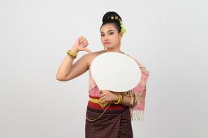 Jeune magnifique femme dans thaïlandais lanna costume avec Vide discours bulle signe photo