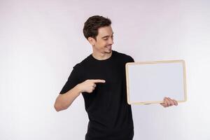 portrait d'un homme heureux montrant une enseigne vierge sur fond blanc isolé photo