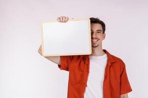 portrait d'un homme heureux montrant une enseigne vierge sur fond blanc isolé photo