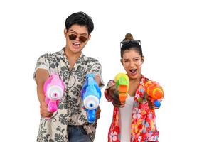 portrait jeune couple profiter avec un pistolet à eau sur le festival de songkran photo