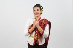 portrait de magnifique thaïlandais femme dans traditionnel Vêtements timide posant photo