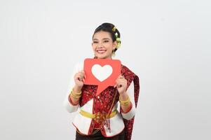 Jeune magnifique femme dans thaïlandais lanna costume avec carte carte dans cœur symbole photo