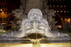 fontaine de la place du panthéon de rome photo