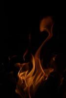 flammes sur fond noir photo