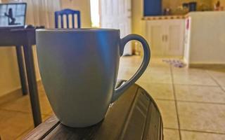 bleu café tasse dans une mexicain appartement. photo