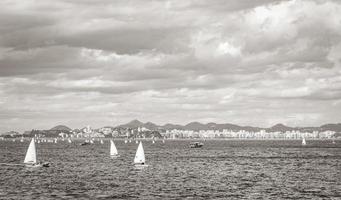 paysage panorama littoral bateaux montagnes niteroi rio de janeiro brésil. photo