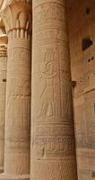 sculpture de pharaon sur colonne dans philae temple, Assouan, Egypte photo