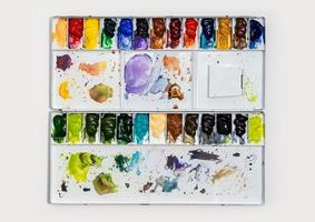 métal aquarelle palette boîte avec coloré aquarelle ensemble sur une blanc Contexte. photo