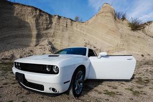 muscle car américain puissant blanc en carrière. photo