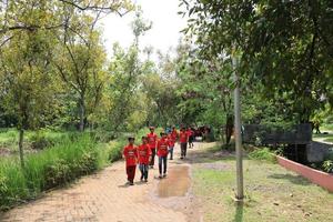 sémarang, décembre 2022. petit les enfants prendre plaisir une voyage à le semarang zoo avec plaisir et prendre plaisir. photo