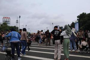 tégal, décembre 2022. le atmosphère de le tegal ville carré dans le après midi avec beaucoup touristes visiter. photo