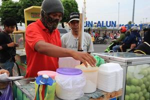 tégal, décembre 2022. photo de nourriture et boisson vendeurs sur le bord de la route vente dans le tegal ville carré