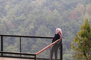 kudus, décembre 2022. le atmosphère de visiteurs est profiter le incandescent parc tour avec relaxant, magnifique et cool vues photo