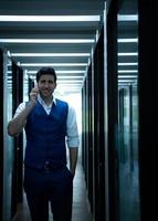 affaires homme dans le couloir de le conférence chambre, parlant à un assistant sur le téléphone à demander pour certains détails. photo