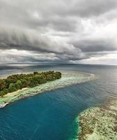 aérien la photographie de îles en dessous de nuageux ciel photo