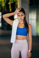 jeune femme en bonne santé détendue après une formation en salle de gym. photo