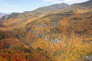 aérien vue de de pointe tomber feuillage dans vif, Nouveau york dans nord de l'état Nouveau York. photo