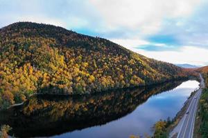 de pointe tomber feuillage dans vif, Nouveau york par Cascade lac. photo