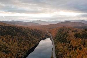 de pointe tomber feuillage dans vif, Nouveau york par Cascade lac. photo