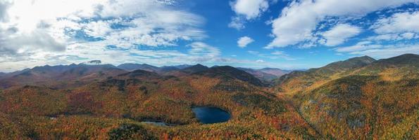 aérien vue de de pointe tomber feuillage dans vif, Nouveau york dans nord de l'état Nouveau York. photo